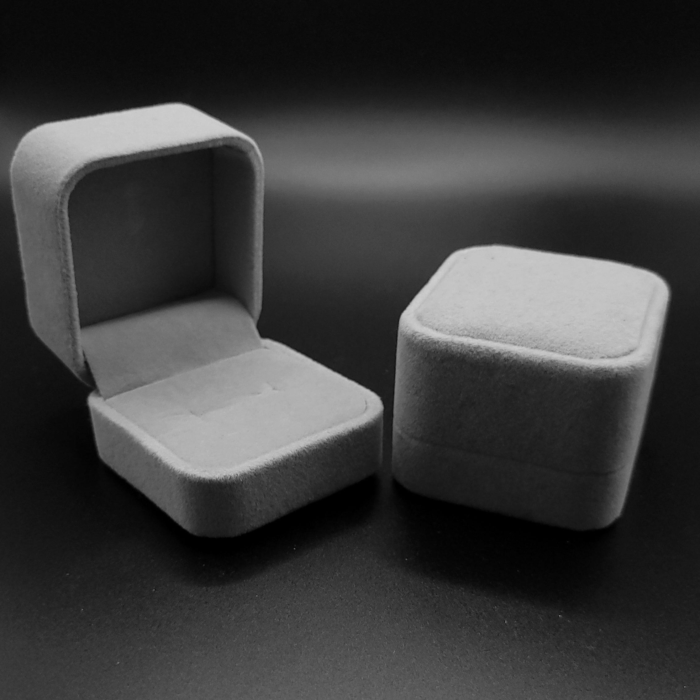 Anillo rectangular para hombre de acero inoxidable con circonita cúbica en tono plateado y ónix negro auténtico ovalado - Jewelry Store by Erik Rayo