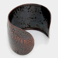 Load image into Gallery viewer, Hammered metal crossed gun cuff bracelet
