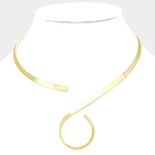 Load image into Gallery viewer, Gold 16&quot; Hammered swirl metal open choker necklace
