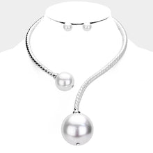 Load image into Gallery viewer, White Chunky Pearl Textured Metal Collar Choker Necklace
