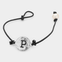 Load image into Gallery viewer, Letter P Monogram Metal Disc Pearl Pointed Bracelet
