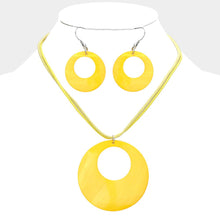 Load image into Gallery viewer, Yellow Round Mother of Pearl Pendant Necklace
