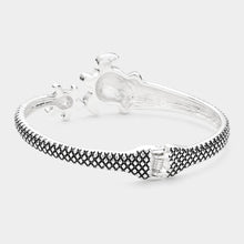 Load image into Gallery viewer, Silver Antique Metal Sea Turtle Hinged Bangle Bracelet
