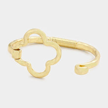 Load image into Gallery viewer, Gold Metal Quatrefoil Hook Bracelet
