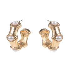 Load image into Gallery viewer, Gold Oval Pearl Pointed Hoop Earrings
