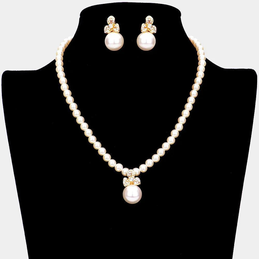 Cream Stone Embellished Shamrock Pearl Necklace