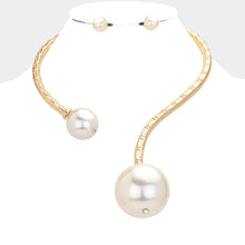 Load image into Gallery viewer, Cream Oversized Pearl Ball Tip Choker Necklace
