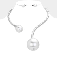 Load image into Gallery viewer, White Oversized Pearl Ball Tip Choker Necklace
