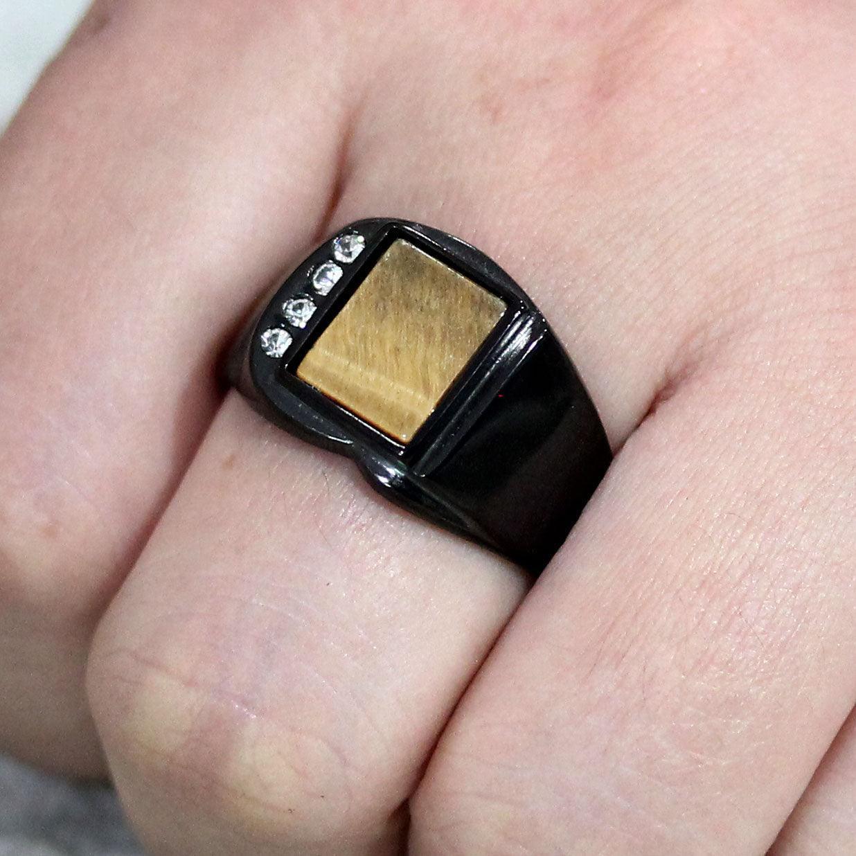 Anillo Color Negro Para Hombres de Acero Inoxidable Con Piedra Topaz y Diamantes en Lado - Jewelry Store by Erik Rayo