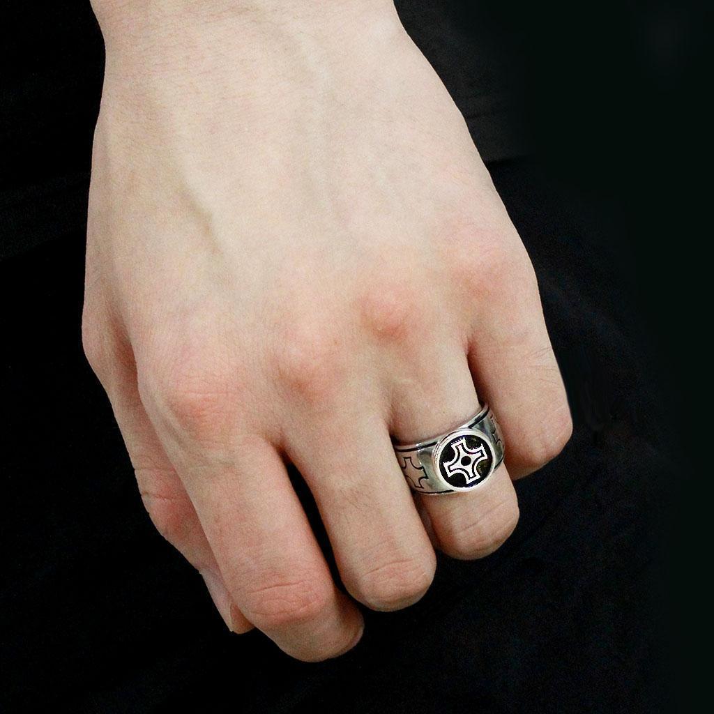 Anillo Color Plata Para Hombres de Acero Inoxidable Tres Cruces con Onyx - Jewelry Store by Erik Rayo