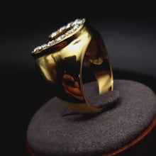 Load and play video in Gallery viewer, Anillo de herradura color oro para hombre de acero inoxidable de oro de buena suerte
